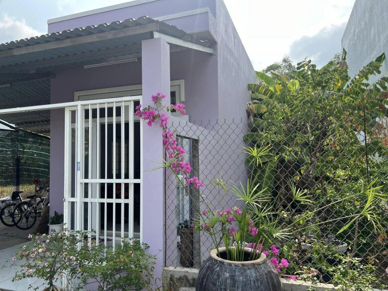 Ngôi nhà cấp 4 sơn màu tím lãng mạn. Đặc biệt, căn nhà có mảnh vườn nhỏ, hầu như ngày nào anh cũng khoe ảnh cùng cây cối. Ảnh: FBNV