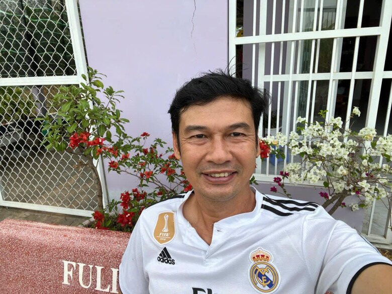 Căn nhà của Tiết Cương không bề thế nhưng xinh xắn, trước cửa nhà có giàn hoa giấy bung nở rực rỡ. Ảnh: FBNV