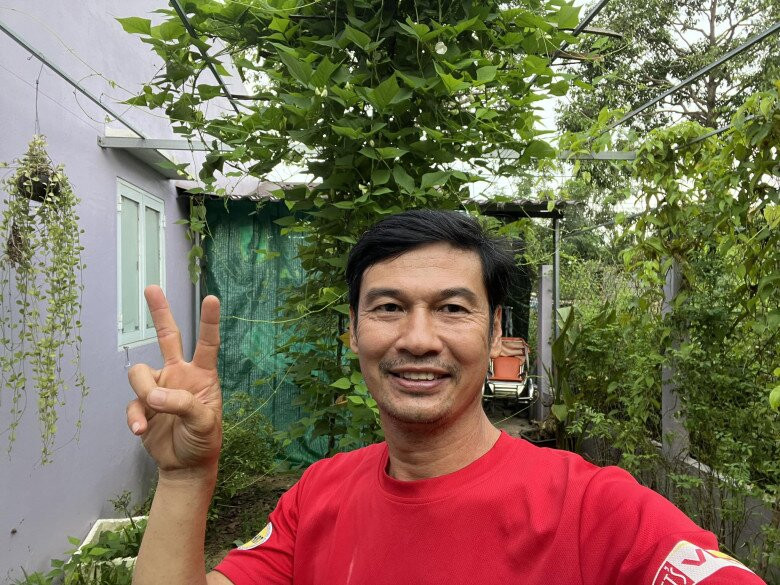 Mảnh vườn cạnh nhà là khu vực nam diễn viên dành nhiều thời gian nhất. Ảnh: FBNV