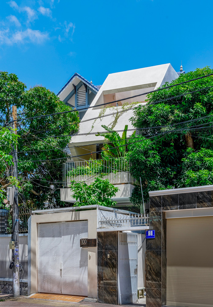 Điểm nhấn của ngôi nhà là mái bê tông dốc từ mái xuống tầng hai, nhưng có ô thoáng ở giữa để thông gió.Ảnh: Paul Phan