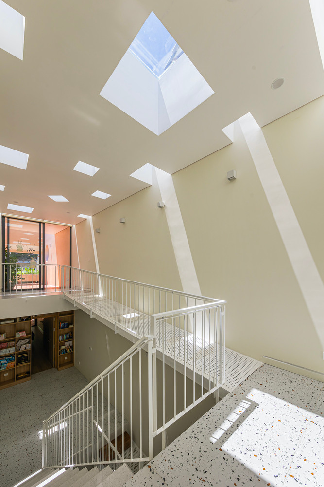 Giải pháp này giúp kết nối với toàn bộ các khu vực riêng tư, khắc phục nhược điểm của nhà phố thông thường. Ảnh: Paul Phan