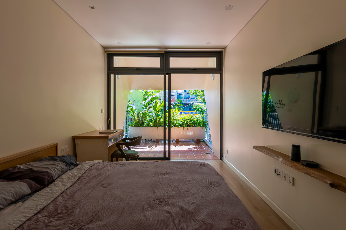 Phòng ngủ tại tầng 2 ngập tràn ánh nắng. Ảnh: Paul Phan