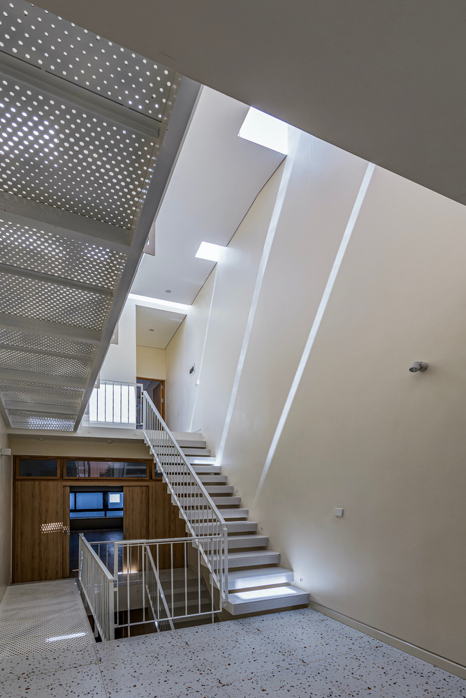 Từ không gian sinh hoạt chung của gia đình, thông qua giếng trời, mọi người có thể kết nối với tất cả các không gian khác và tạo sự gắn kết chặt chẽ giữa các thành viên trong gia đình. Ảnh: Paul Phan