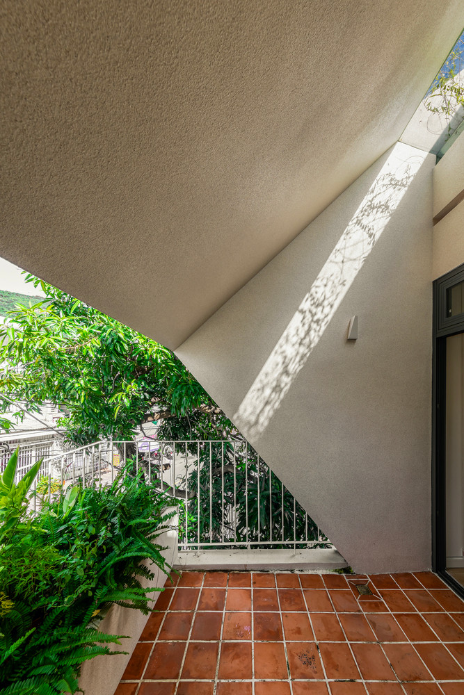 Ban công thiết kế như khoảng sân riêng tư, giúp tăng mảng xanh và giữ sự riêng tư cho không gian bên trong. Ảnh: Paul Phan