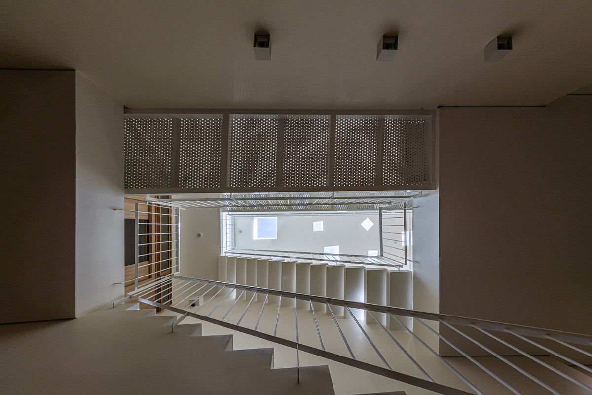 Giếng trời giữa nhà được chia thành các ô nhỏ để tối ưu ánh sáng, thông gió, đồng thời giảm hấp thụ nhiệt của kính. Ảnh: Paul Phan