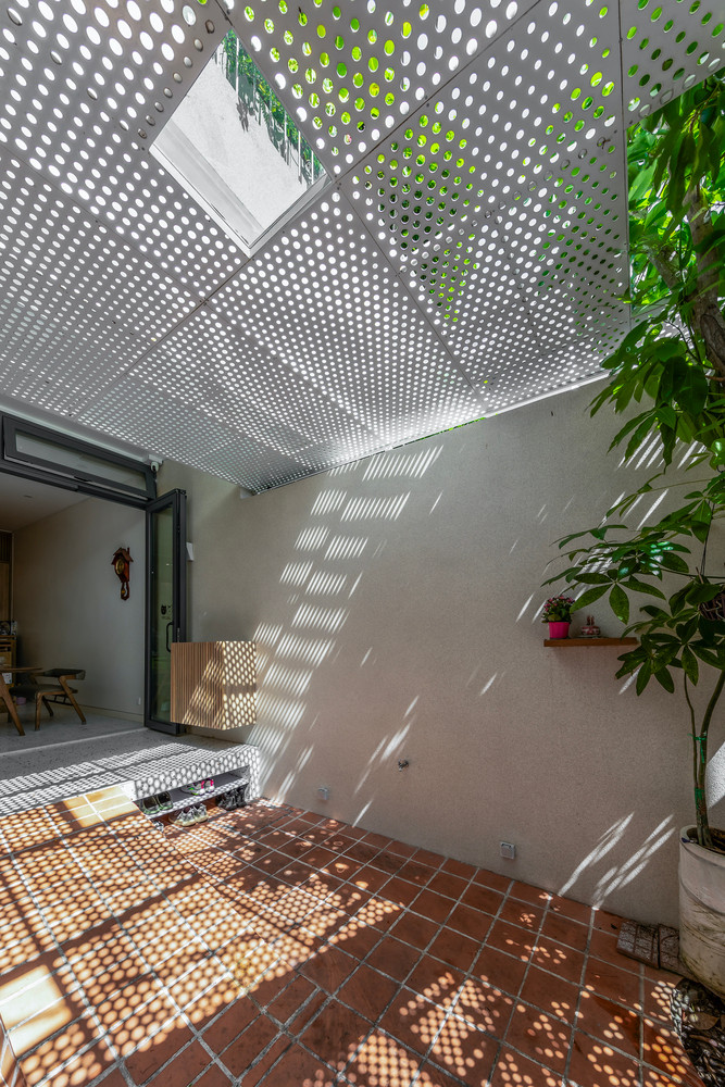 Công trình hướng về phía Tây Nam, nhìn ra trục đường giao thông, với đặc trưng "dài và hẹp" như nhiều ngôi nhà ống phổ biến tại đô thị Việt Nam. Ảnh: Paul Phan