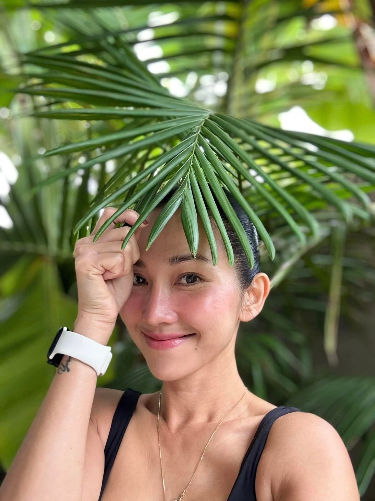 Mới đây, Kim Hiền khoe ảnh tràn ngập năng lượng mỗi sáng khi đi bộ quanh vườn nhà và ngắm cây cối xanh mướt, hoa trái trĩu cành. Ảnh: FB Kim Hiền