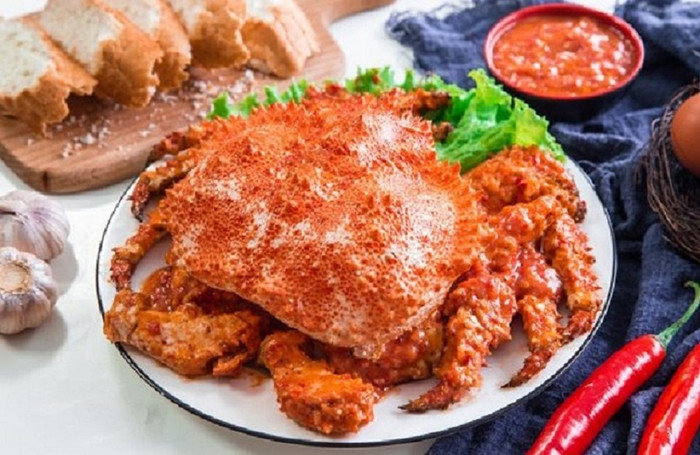 Cua ruby Alaska cũng nằm trong danh sách những loại cua đắt đỏ được người Việt lùng mua về ăn. Loài cua này thường sống ở trong những hốc đá hoặc vùi mình xuống cát ở những vùng biển sâu nên việc khai thác khá khó khăn. Ảnh: Haisanphuongnam