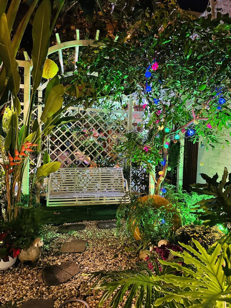 Góc vườn nhỏ với chiếc ghế xích đu trắng là không gian thư giãn lý tưởng. Ảnh: FBNV