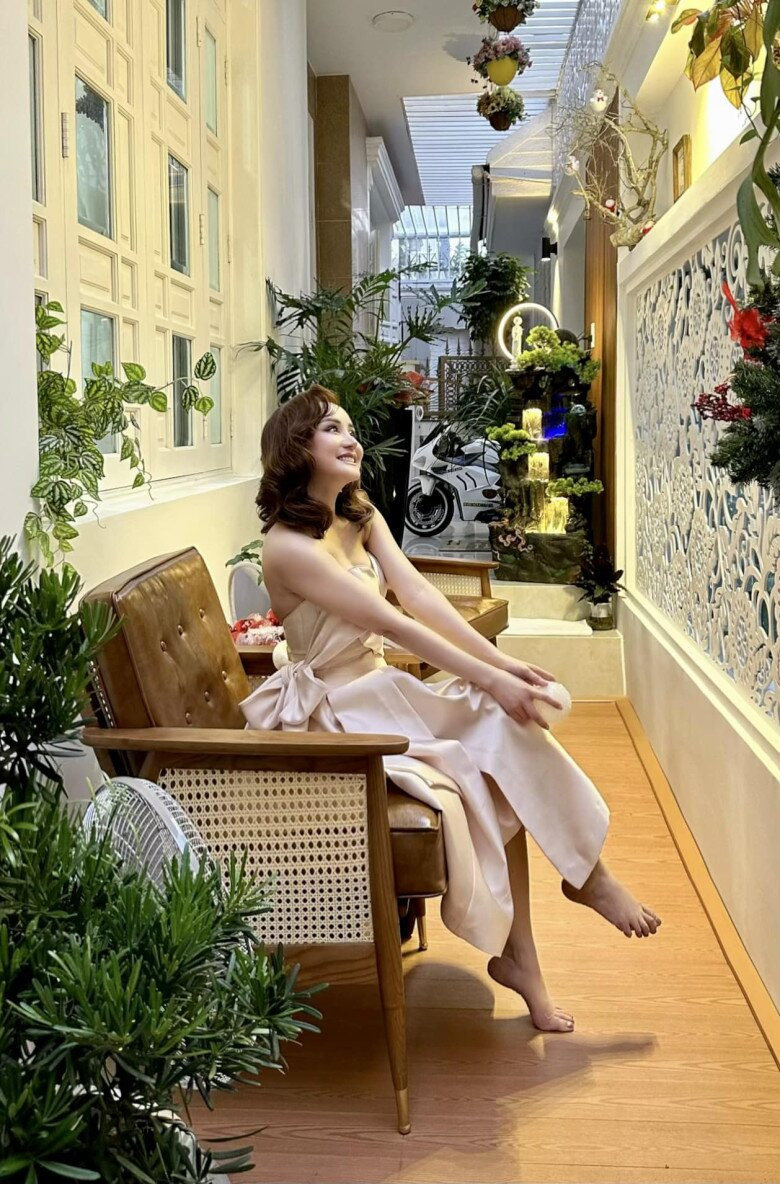 Hiên nhà ngập tràn cây xanh là góc thư giãn bình yên của nữ ca sĩ. Ảnh: FBNV