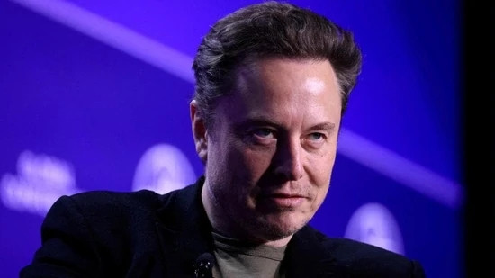 Khi còn trẻ, Elon Musk chỉ hứng thú với những thứ được cho là tương lai của nhân loại như năng lượng mặt trời, ô tô điện, tiêu dùng bền vững. Ảnh: Hindustan Times