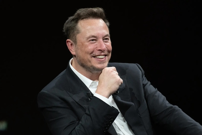 Tỷ phú Elon Musk cho biết: "Nhu cầu sống của tôi lúc ấy khá thấp. Tôi nghĩ tôi có thể ở trong một căn hộ xoàng xĩnh với độc một chiếc máy tính mà không hề lo chết đói”. Ảnh: CNBC
