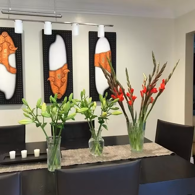 Khu bếp có một bàn ăn cỡ lớn hình chữ nhật, được tô điểm bởi các bình hoa tươi. Ảnh: FBNV