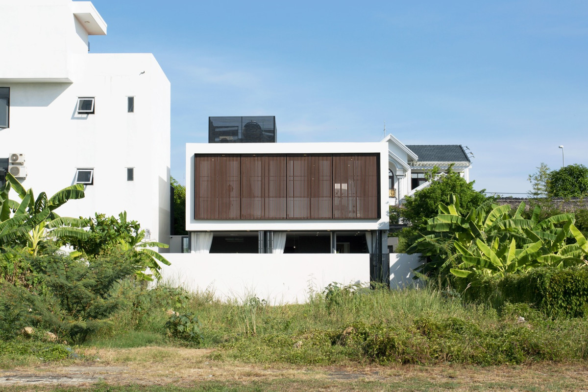 Để căn nhà mát mẻ vào mùa hè, ngoài hệ thống lam chắn nắng, kiến trúc sư còn sử dụng các biện pháp chống nóng cho mái nhà. Ảnh: Archdaily