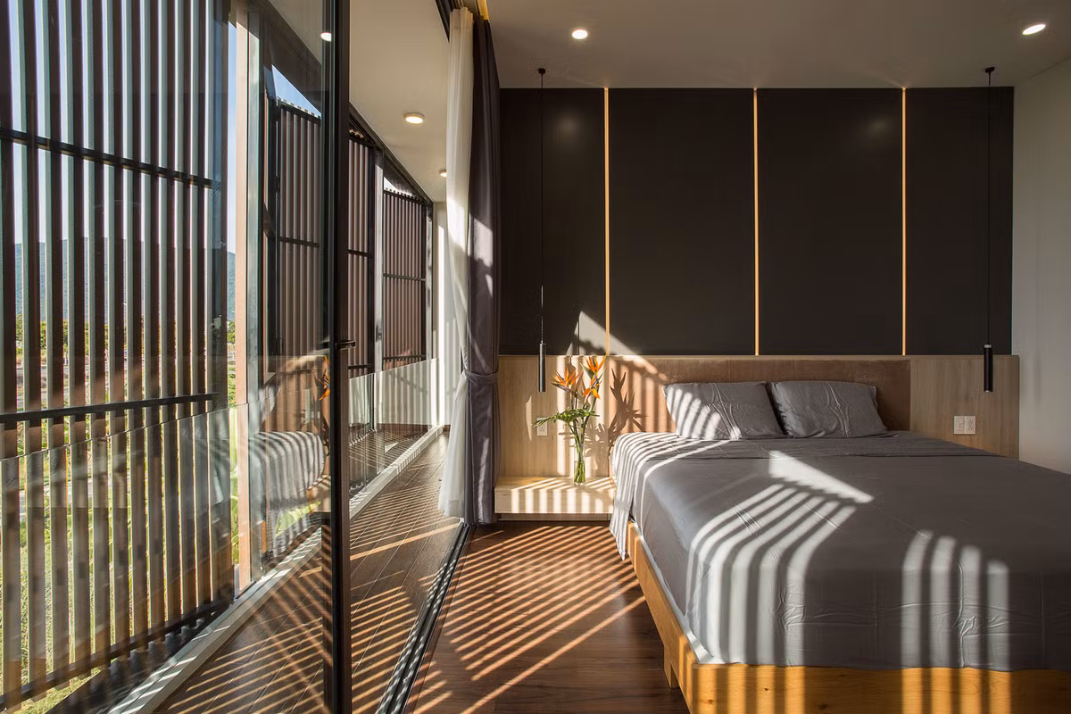 Bên cạnh đó, kiến trúc sư bố trí một phòng ngủ trên phần đất chính của căn nhà ở tầng 1. Ảnh: Archdaily