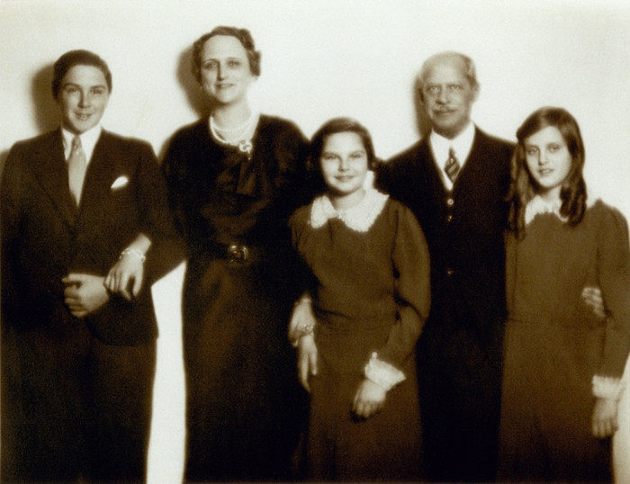 Theo đó, tước vị và tài sản được trao lại cho con trai. Phụ nữ không được hưởng bất kỳ quyền thừa kế trực tiếp nào. Ảnh: Nytimes