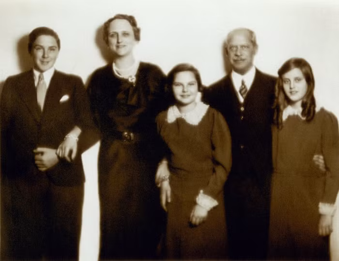 Theo đó, tước vị và tài sản được trao lại cho con trai. Phụ nữ không được hưởng bất kỳ quyền thừa kế trực tiếp nào. Ảnh: Nytimes