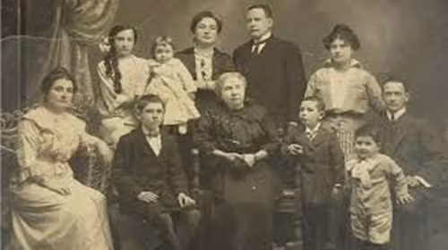  Đế chế Rothschild phát triển nhanh chóng trong thời kỳ Cách mạng Pháp. Đầu những năm 1800, Mayer gửi các con trai của mình đến Naples (Italia), Vienna (Áo), Paris (Pháp) và London (Anh) và chỉ giữ một người con trai ở Frankfurt. Ảnh: Wiki