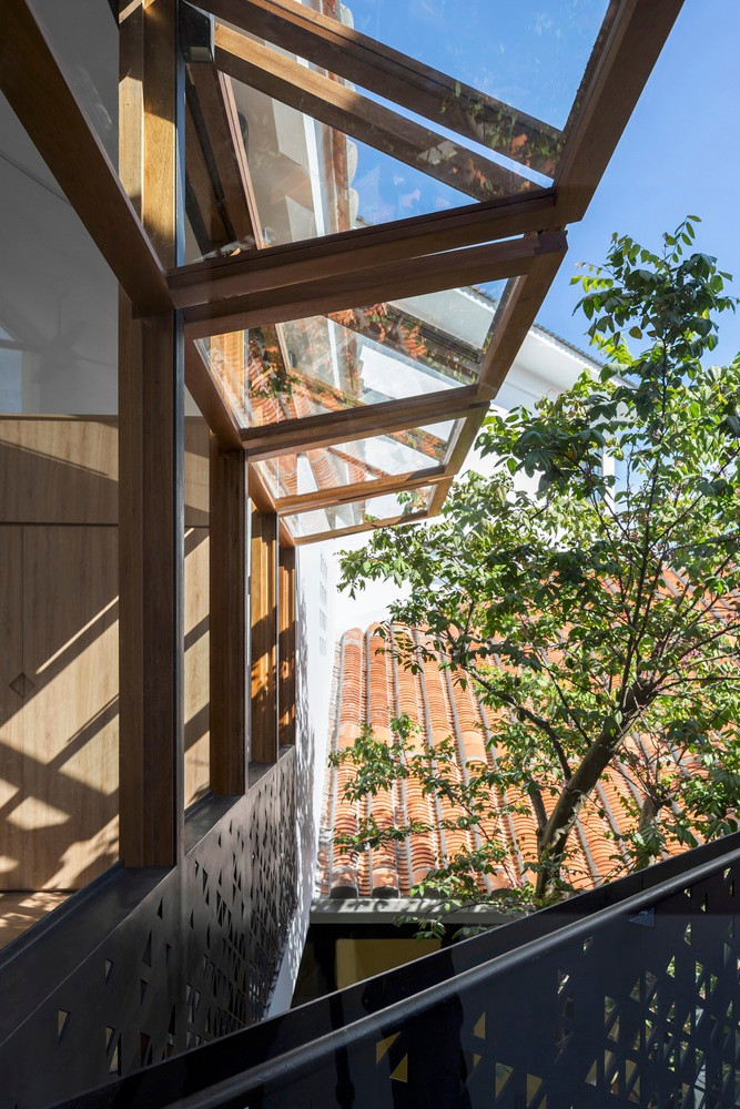 Do đó, căn nhà chọn lối thiết kế "hướng nội", sử dụng hết chiều rộng khu đất và mở vào cảnh quan bên trong. Ảnh: Hoàng Lê