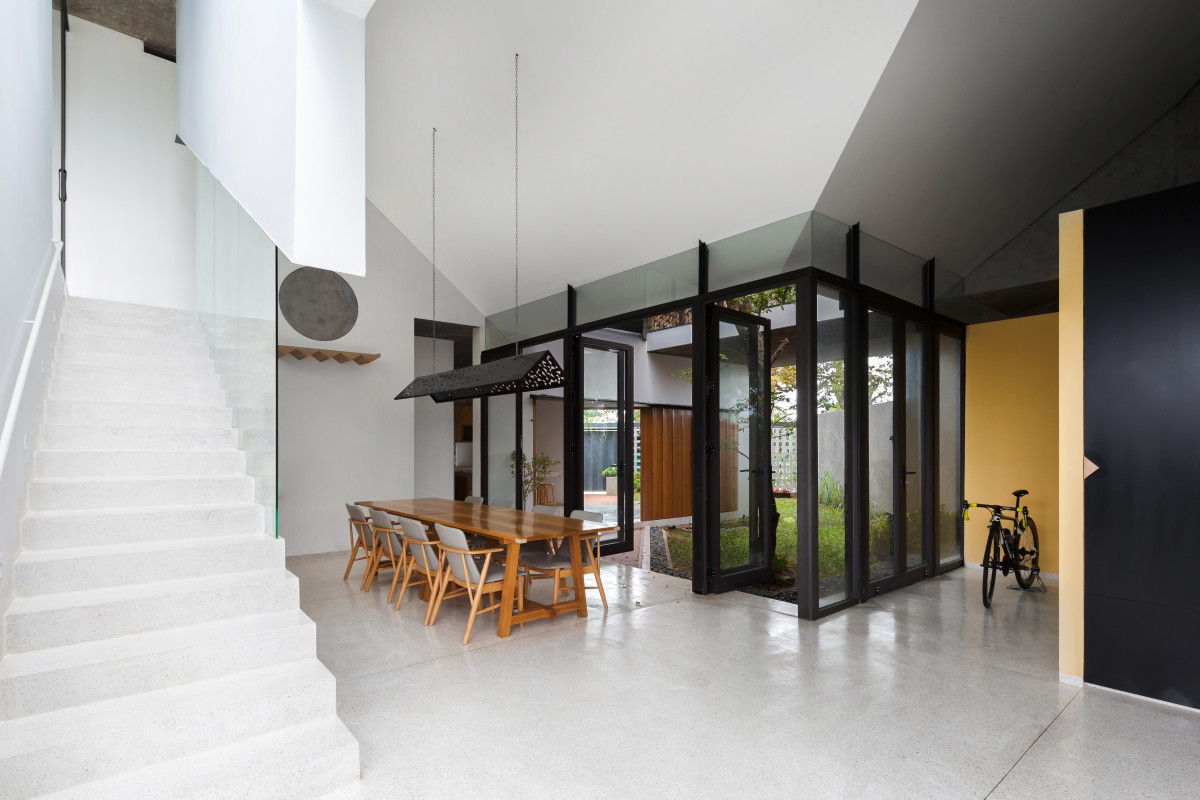 Các công năng còn lại như góc làm việc, bếp... được tiết giảm diện tích, bố trí xung quanh sân chơi để bố mẹ dễ dàng quan sát con. Ảnh: Hoàng Lê