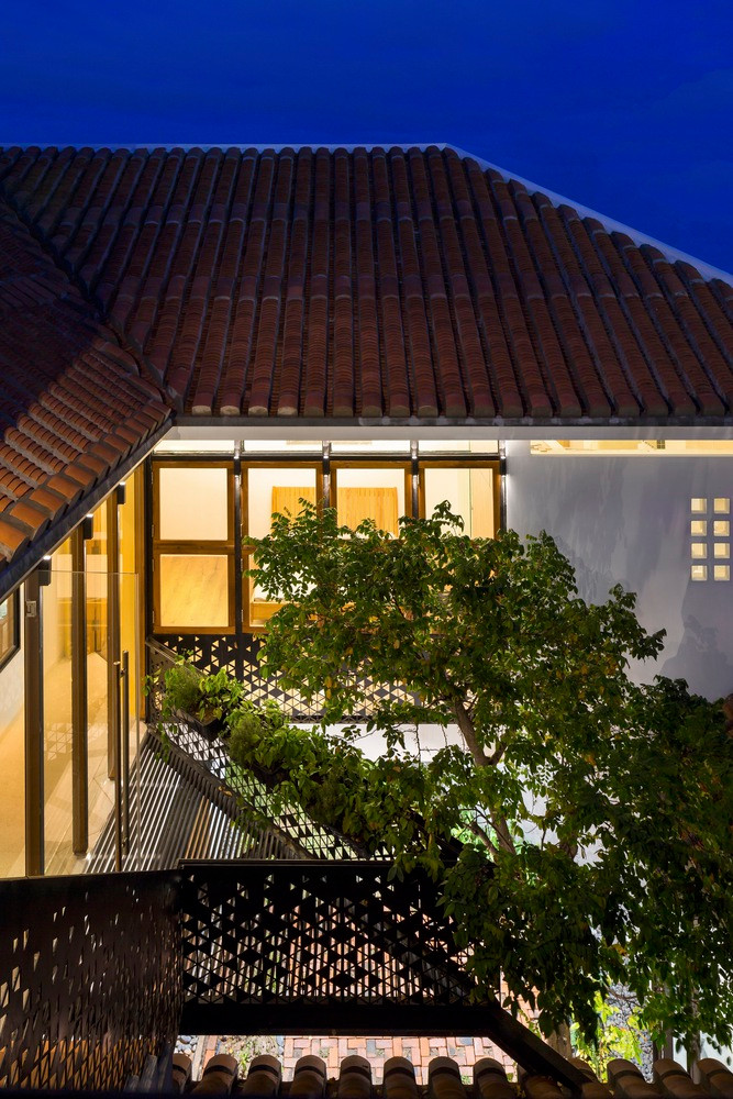 Tầng lầu xoay 180 độ so với trệt, tạo thành bố cục khép kín xung quanh khoảng sân trong để trồng cây tạo mảng xanh. Ảnh: Hoàng Lê