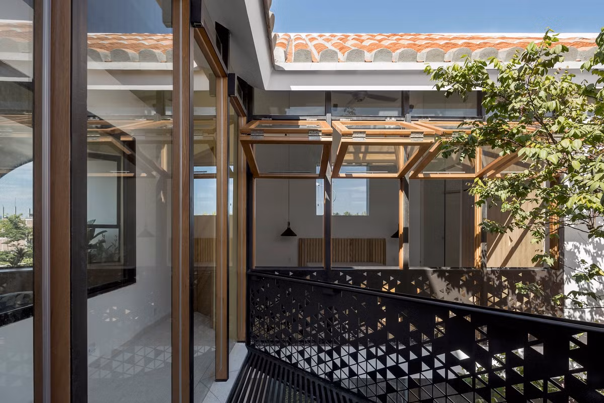 Tầng trệt ưu tiên cho trẻ sinh hoạt, gồm các sàn trống nằm giữa 2 khoảng sân vườn, liên kết nhau tạo thành sân chơi lớn. Ảnh: Hoàng Lê