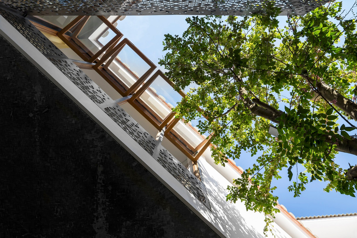 Sân trong kết hợp cùng hệ cửa kính đóng - mở linh hoạt giúp công trình đón gió tự nhiên. Ảnh: Hoàng Lê