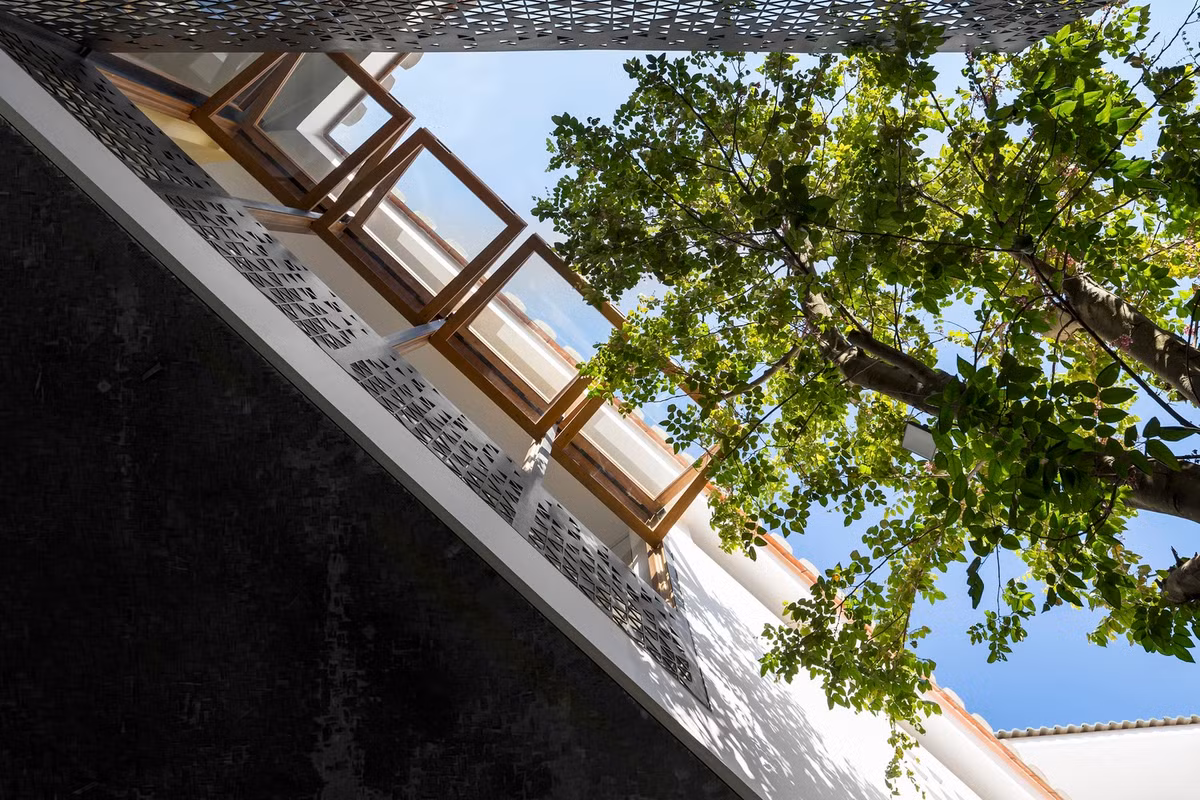 Sân trong kết hợp cùng hệ cửa kính đóng - mở linh hoạt giúp công trình đón gió tự nhiên. Ảnh: Hoàng Lê