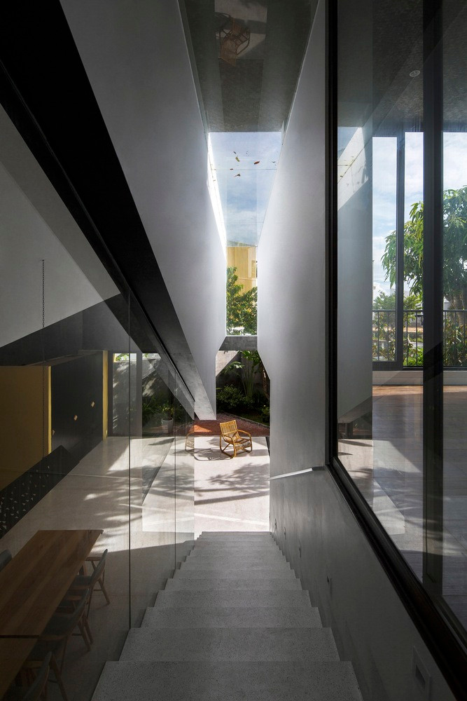 Tầng trệt được xoay 180 độ tạo nên bố cục khép kín xung quanh sân trong, nơi có cảnh quan và tất cả các góc nhìn. Ảnh: Hoàng Lê