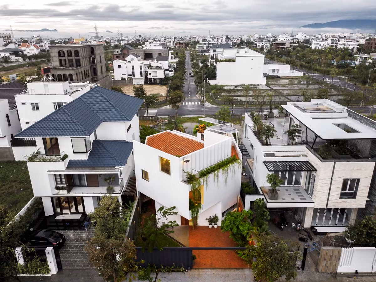 Nằm trong khu đô thị mới tại Đà Nẵng, ngôi nhà 3 tầng có diện tích xây dựng 135m2 trên mảnh đất 300m2. Đây là nơi ở của một cặp vợ chồng và 2 con. Ảnh: Hoàng Lê