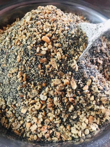 Chị Nga (Hà Đông, Hà Nội) cho biết, lúc đầu chỉ làm muối vừng truyền thống bán cho đồng nghiệp. Sau đó, nhiều người đặt đơn muốn cho thêm rong biển, các loại hạt... nên chị làm cho đa dạng mặt hàng. Ảnh: Facebook