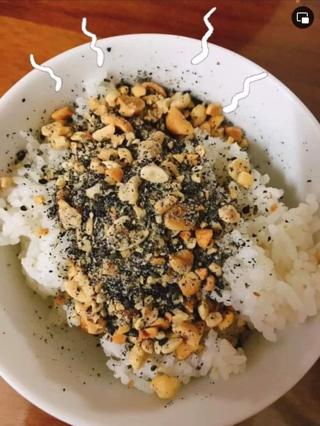 Nhiều chị em cũng mua sẵn muối vừng để ăn trưa tại văn phòng cùng cơm gạo lứt, vừa tiện vừa tốt cho sức khỏe. Ảnh: Facebook