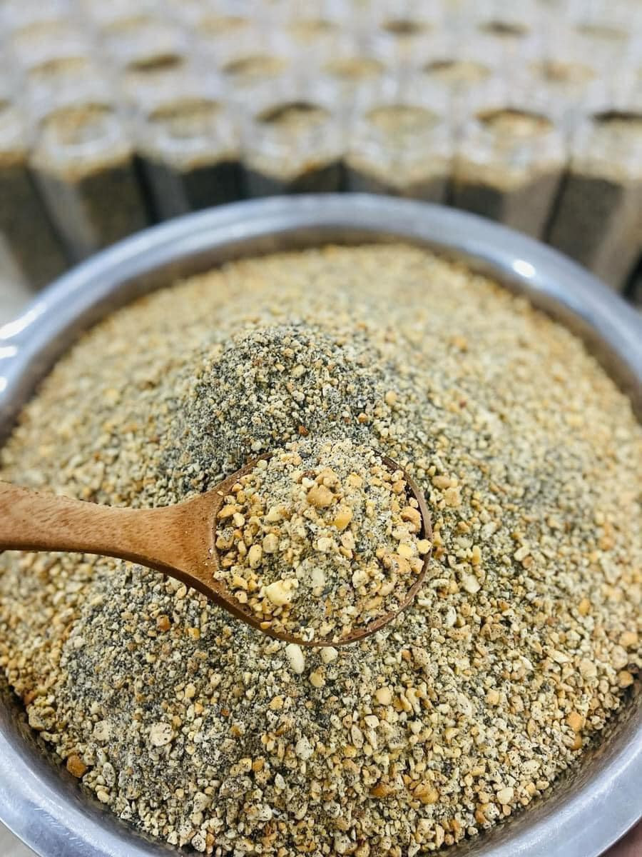 Đặc biệt, muối vừng trộn mè đen Ấn Độ, muối hồng Himalaya, hoặc chế biến riêng cho người ăn kiêng... giá lên tới 500.000 đồng/kg. Ảnh: Facebook