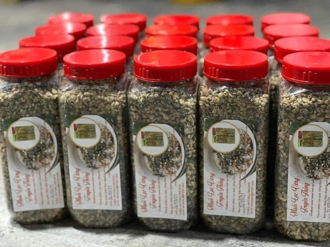 Muối vừng thường được chị Nga đóng thành hộp nhỏ 250g hoặc 500g. Nhiều khách đặt cả cân để biếu hoặc gửi cho bà con ở xa. Ảnh: Facebook