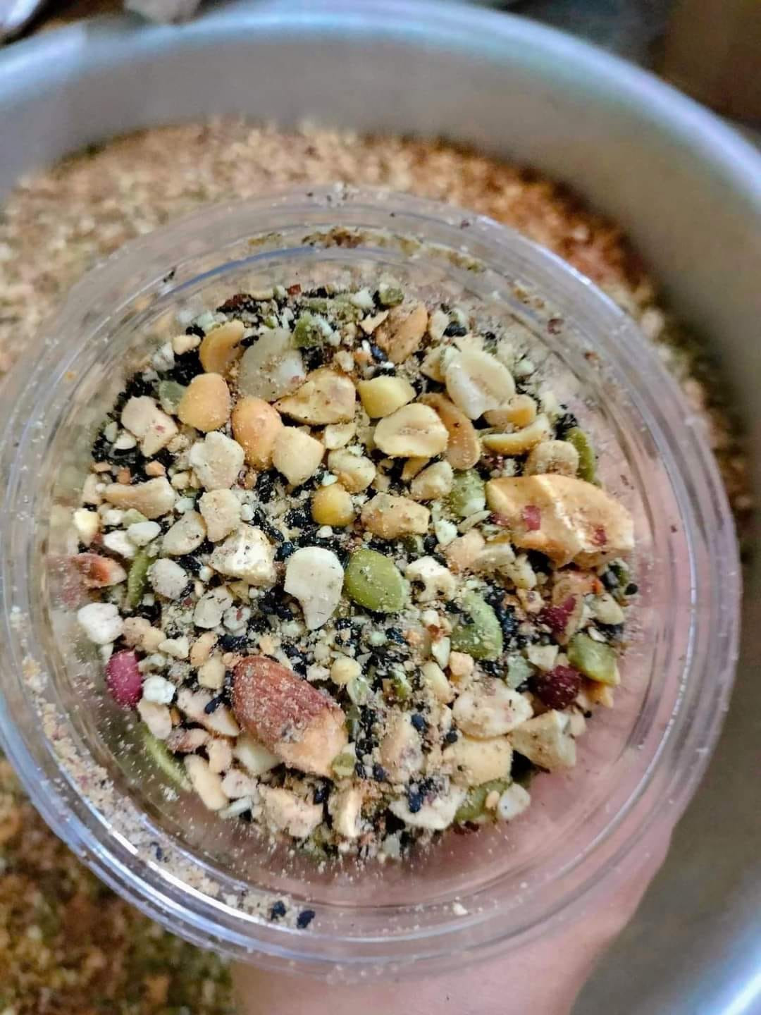 Trong khi đó, muối vừng kết hợp các loại hạt giá lên tới 300.000 đồng/kg. Ảnh: Facebook