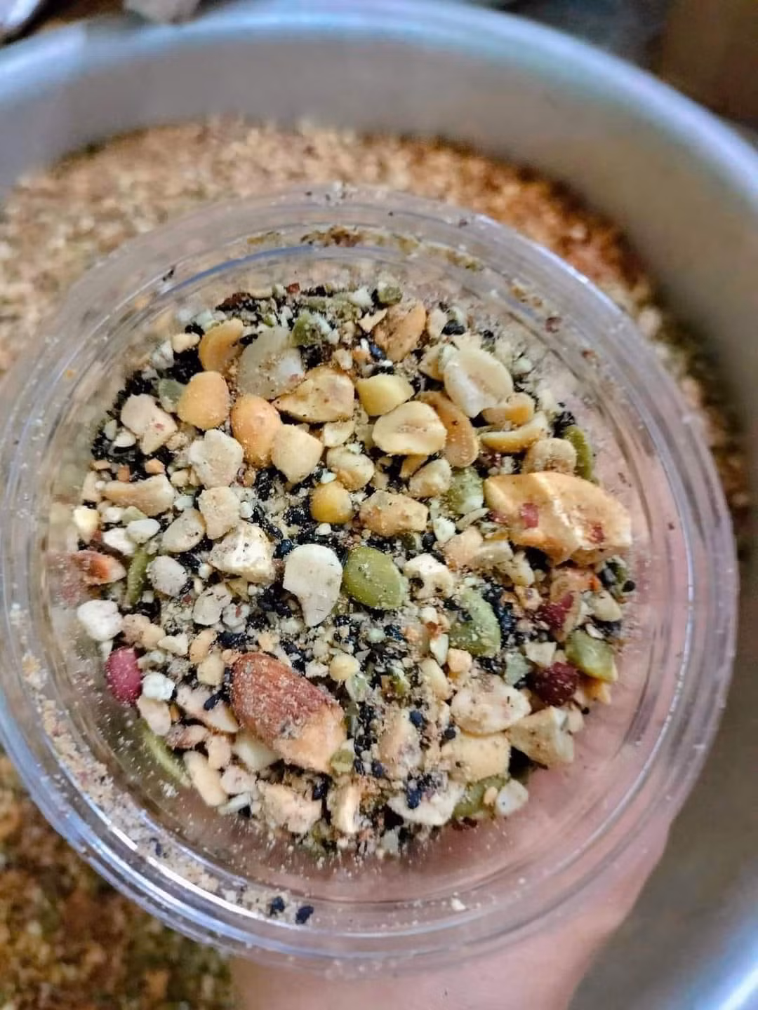 Trong khi đó, muối vừng kết hợp các loại hạt giá lên tới 300.000 đồng/kg. Ảnh: Facebook