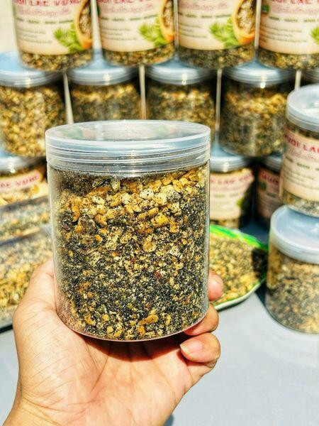 Bên cạnh muối vừng truyền thống, nhiều người còn "nâng cấp" thành đồ sang chảnh giá bán vài trăm nghìn đồng/kg như muối vừng rong biển, muối vừng kết hợp hạt óc chó, hạt điều... Ảnh: Facebook