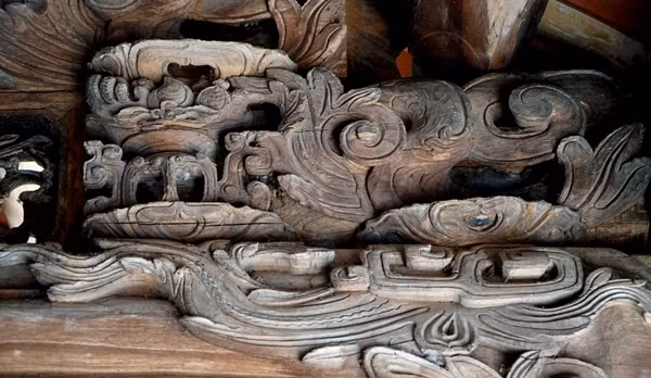 Hoa văn được chạm khắc tinh xảo. Ảnh: Vietnamnet