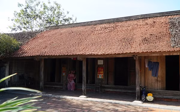 Nhà gồm 7 gian làm bằng gỗ. Trong đó, 3 gian chính được gia đình trưng dụng làm nơi thờ cúng và tiếp khách. Ảnh: Vietnamnet