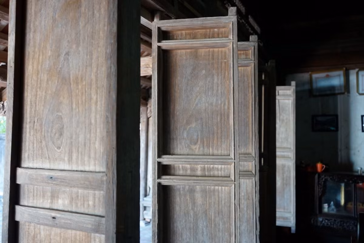 Chỉ một số trụ cột cái bị mục và xuống cấp nên được thay mới phần chân cột. Ảnh: Người lao động