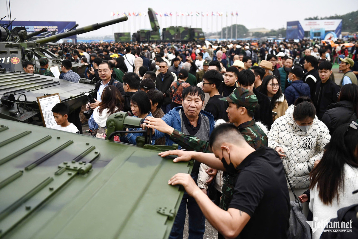 Trong khí đó, có nhiều loại khí tài, vũ khí trưng bày cho phép người dân tới gần.