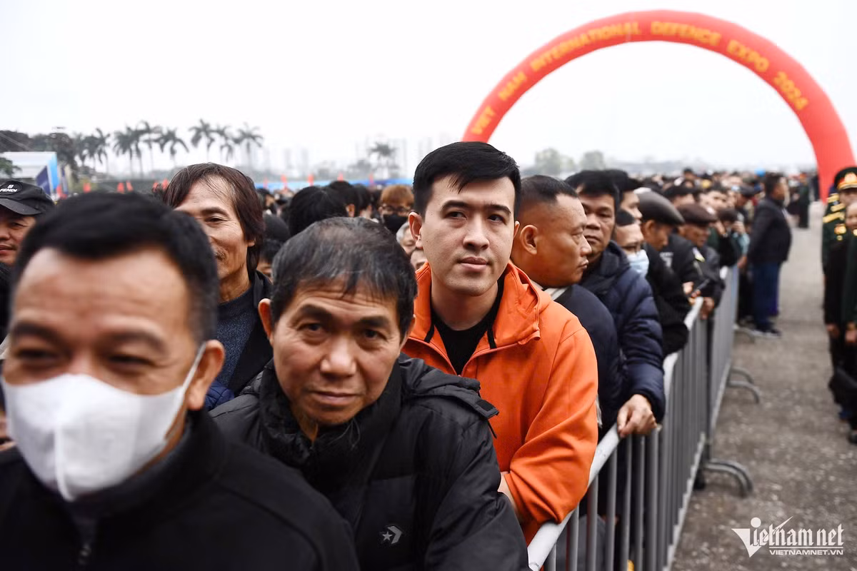 Càng về trưa, lượng người tập trung về đây càng đông hơn. Họ chủ yếu là thanh niên, trung niên và những người yêu thích tìm hiểu về vũ khí, thiết bị quân sự.
