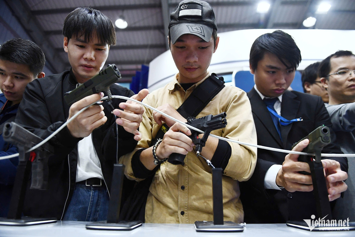 Như tại cuộc triển lãm lần thứ nhất diễn ra vào năm 2022, khách tham quan được cầm súng xem và ngắm nghía, thậm chí có gian hàng cho bắn thử qua phương pháp điện tử, tính điểm bằng phần mềm máy tính.