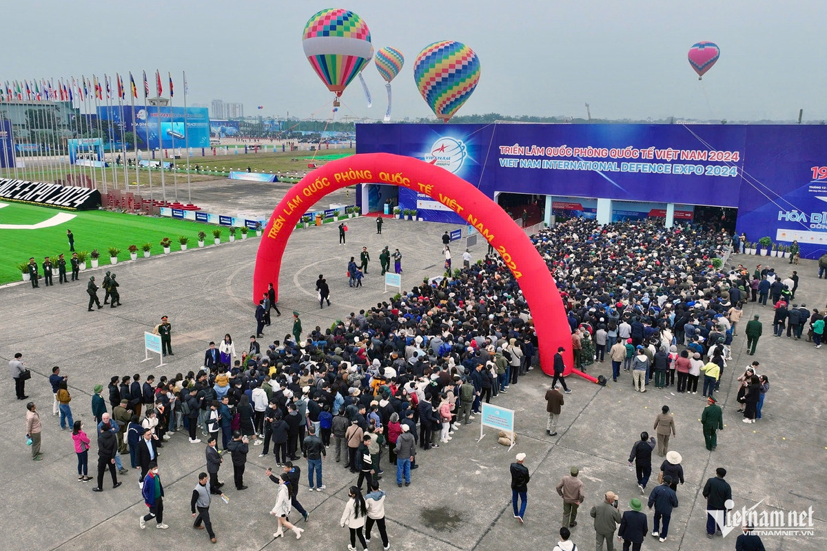 Cảnh tương tự tại khu vực kiểm soát an ninh.