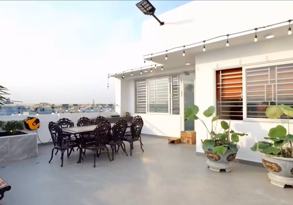 Sân thượng thoáng đãng là nơi vợ chồng nghệ sĩ ngắm cảnh. Ảnh: Vietnamnet