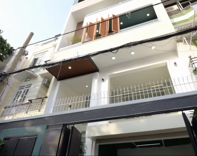 Biệt thự của Thu Trang - Tiến Luật gồm 4 tầng, 1 gầm xe và có gam màu trắng chủ đạo. Ảnh chụp màn hình