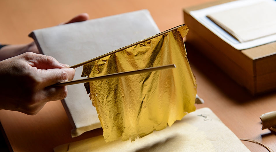 Với độ dày chỉ 0,0001 mm, lá vàng siêu mỏng có thể nhìn xuyên qua. Ảnh: Kilaila