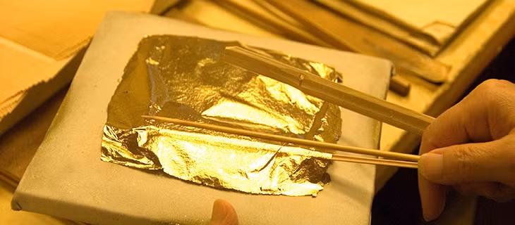 Ở công đoạn cuối, vàng được tán bằng máy cho đến khi đạt độ mỏng như mong muốn. Ảnh: Kanazawa Travel