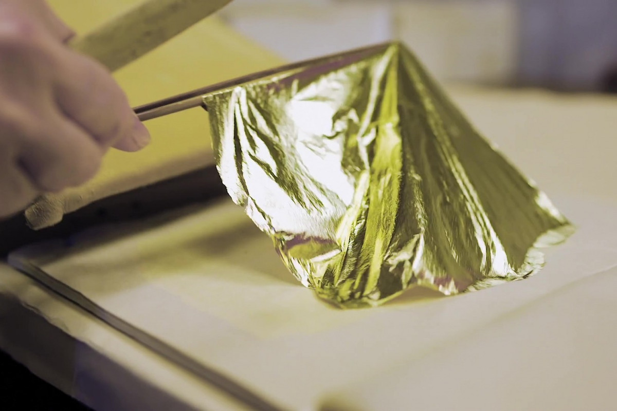 Quá trình này giúp lá vàng mỏng đều, sáng và không bị lồi lõm. Ảnh: Visitkanazawa