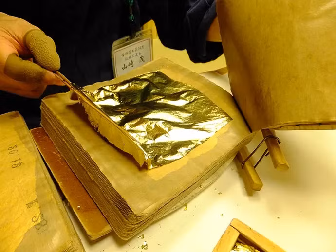 Thành phố Kanazawa thuộc tỉnh Ishikawa của Nhật Bản nổi tiếng với nghề sản xuất vàng lá thủ công truyền thống, cho ra những tấm vàng lá siêu mỏng chỉ 0,0001 mm. Ảnh: Japan Travel